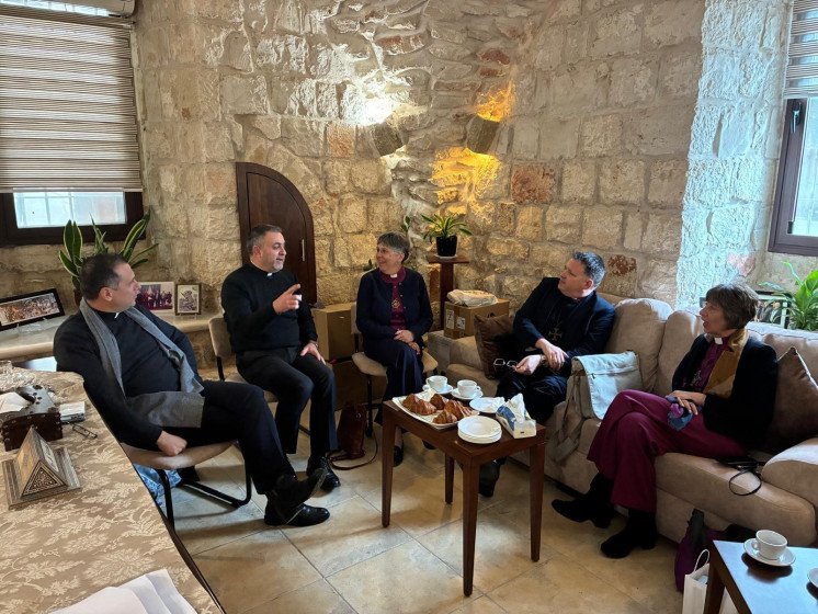 A meeting with Pastor Munther Isaac