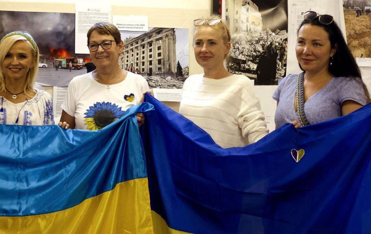 Lena holding a Ukraine flag