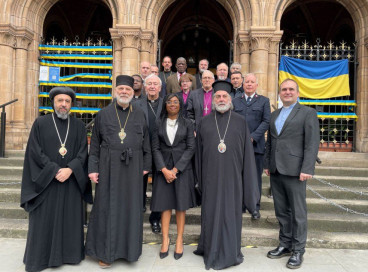 Leaders gather on the steps